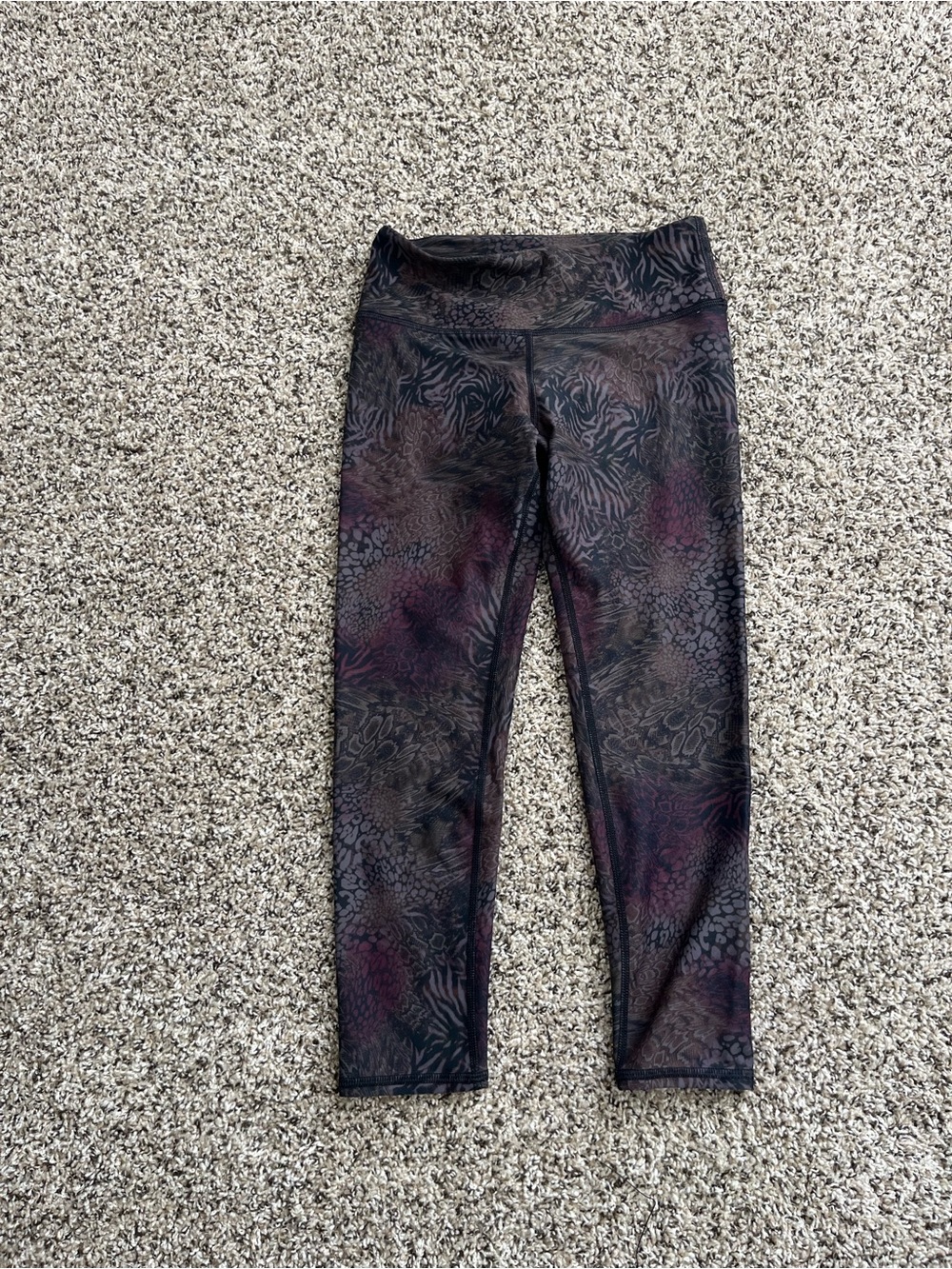 High-Rise Printed Cropped Leggings in Black and Deep Plum